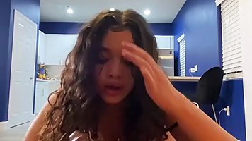 Грудастая баба глубоким минетом ублажает член негра...