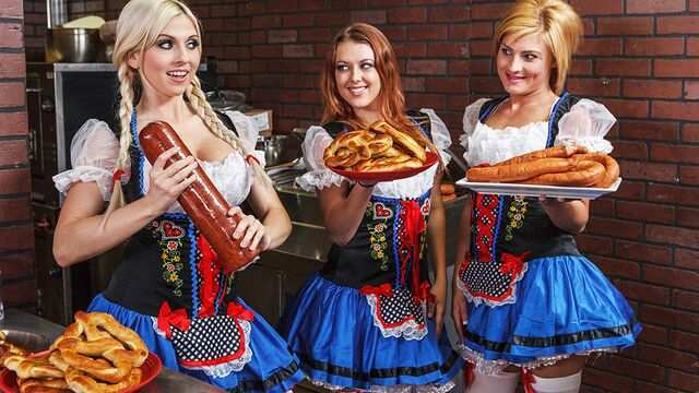 Зрелый мужчина балдеет от минета в исполнении грудастой официантки в баре