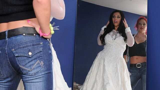 Страстная милфа с большими дойками отымела подружку страпоном...