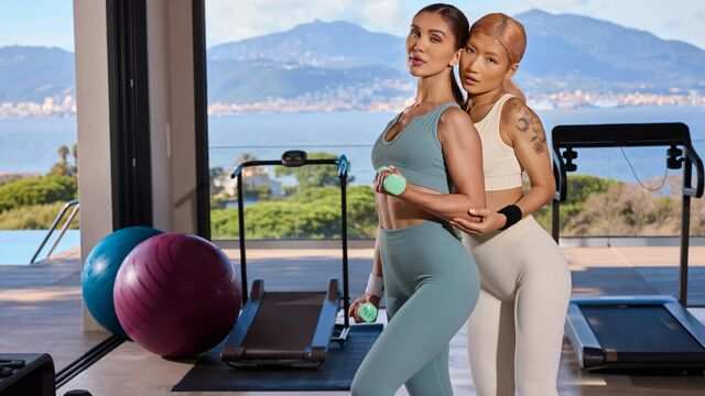 Страстный лысый мужчина порадовал красоток в порно видео втроем