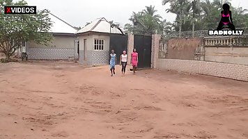 Мулатка запрыгнула на член негра и получила оргазм во время любительского порно...