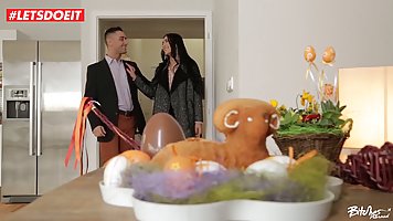 Брюнетка во время праздника трахается со своим соседом на диване