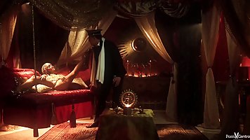 Индианка с большой жопой и дойками прыгает на члене своего генерала...